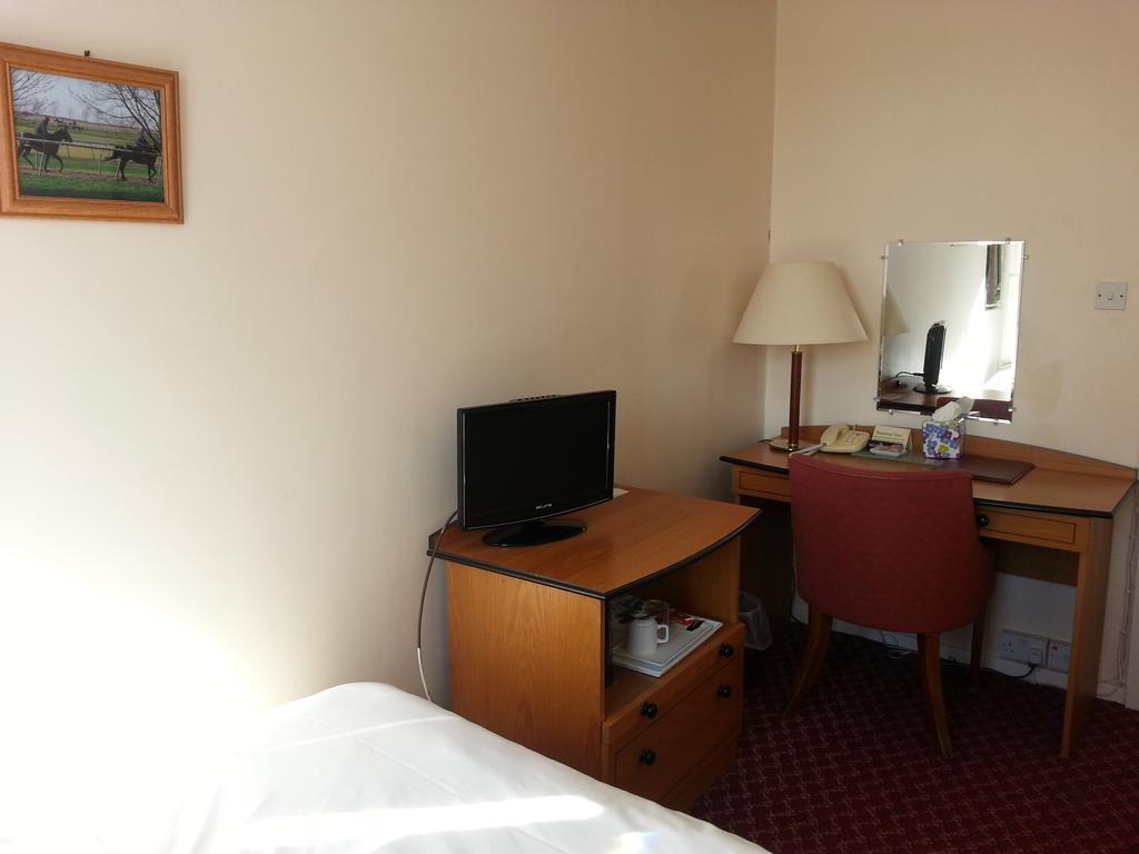 Cadogan Hotel Нюмаркет Екстериор снимка