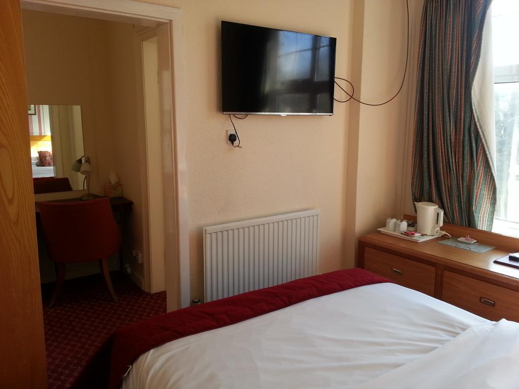 Cadogan Hotel Нюмаркет Екстериор снимка