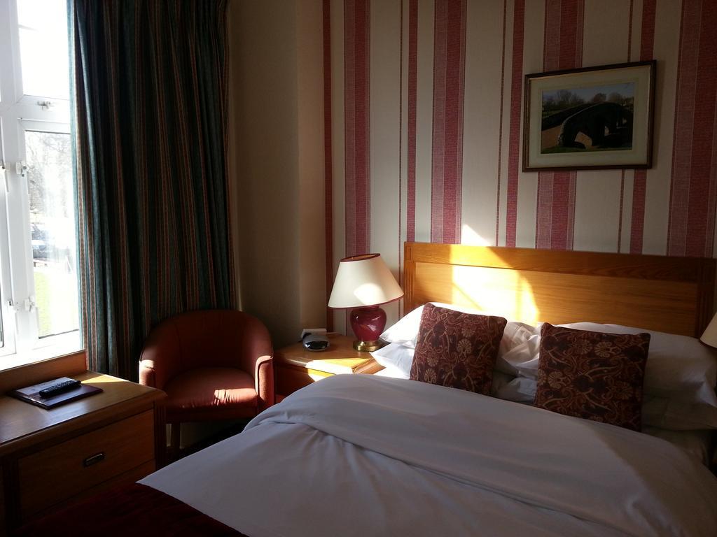 Cadogan Hotel Нюмаркет Екстериор снимка