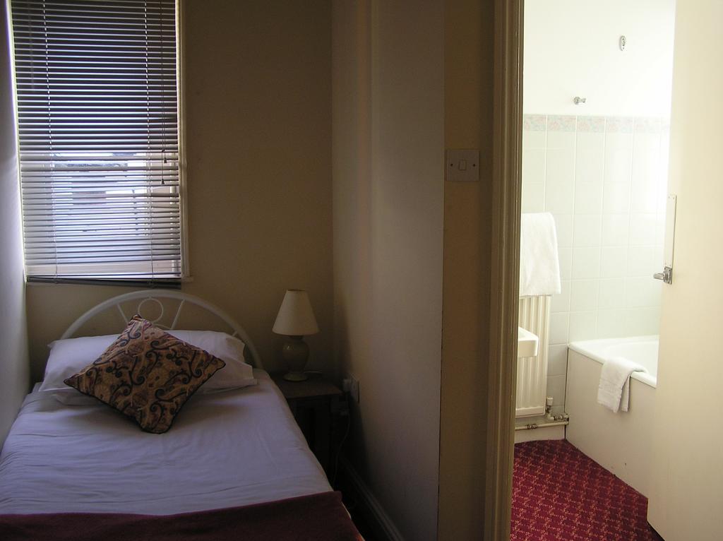 Cadogan Hotel Нюмаркет Екстериор снимка