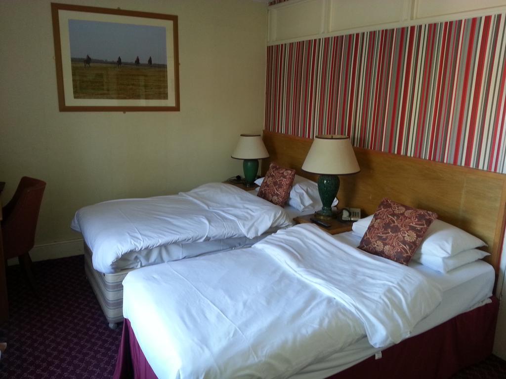 Cadogan Hotel Нюмаркет Екстериор снимка