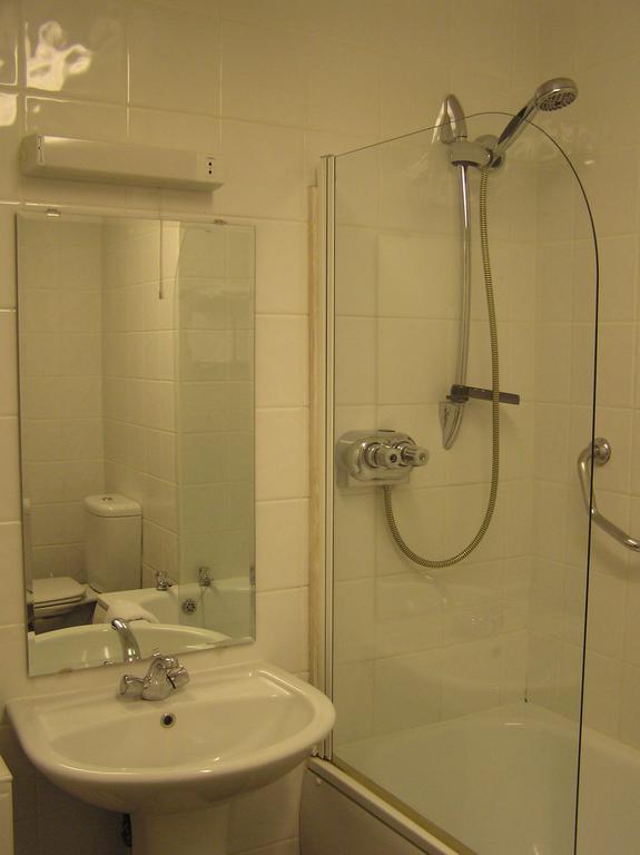 Cadogan Hotel Нюмаркет Екстериор снимка